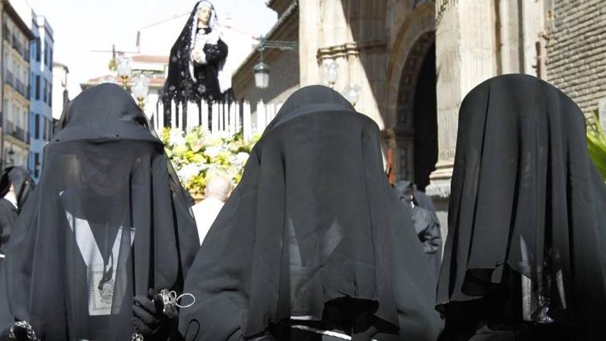 Las Esclavas de María llevan su luto al Santo Sepulcro