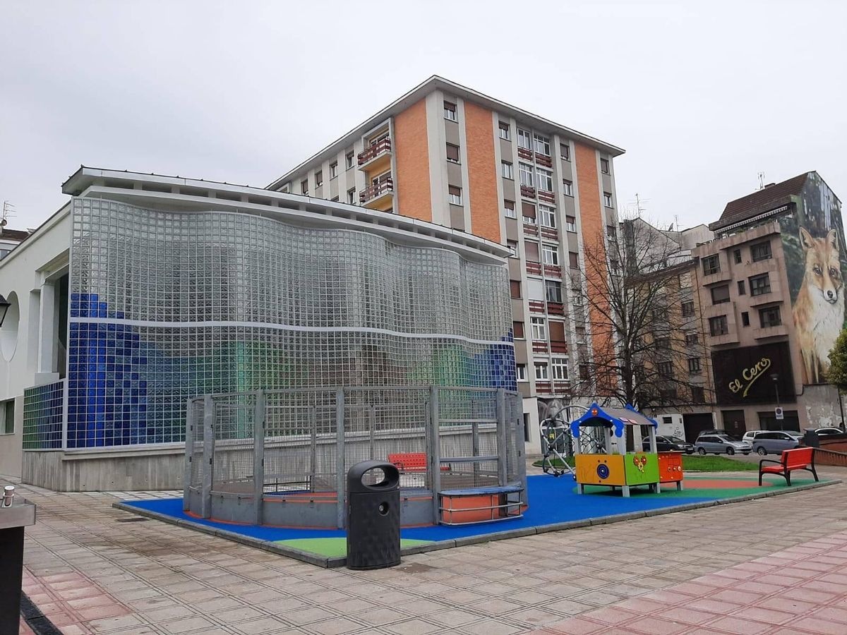 Vista de la fachada que da al parque de la nueva escuela infantil de la Pola, ya finalizada.