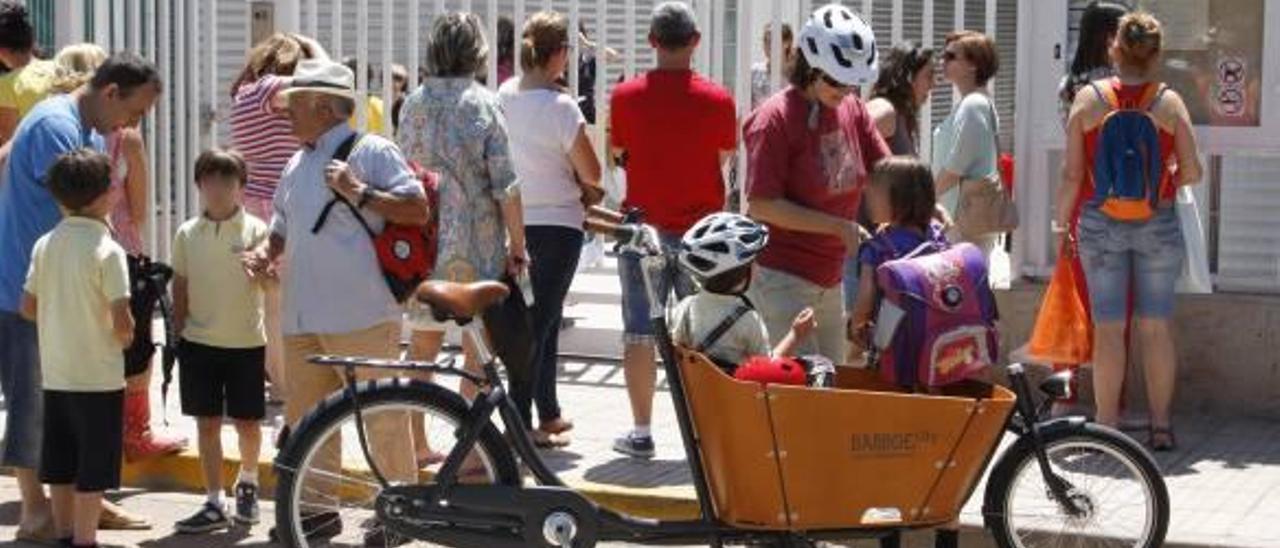 «Denuncian al padre que deja  a un niño en el coche pero no por tenerle en un aula con 40 º»