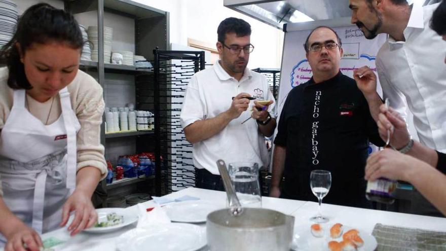 Arriba, Israel Alcázar, Nacho Garbayo y Diego Rojas imparten clase. A la derecha, los alumnos Rafael Montoto y Verónica Bermúdez.