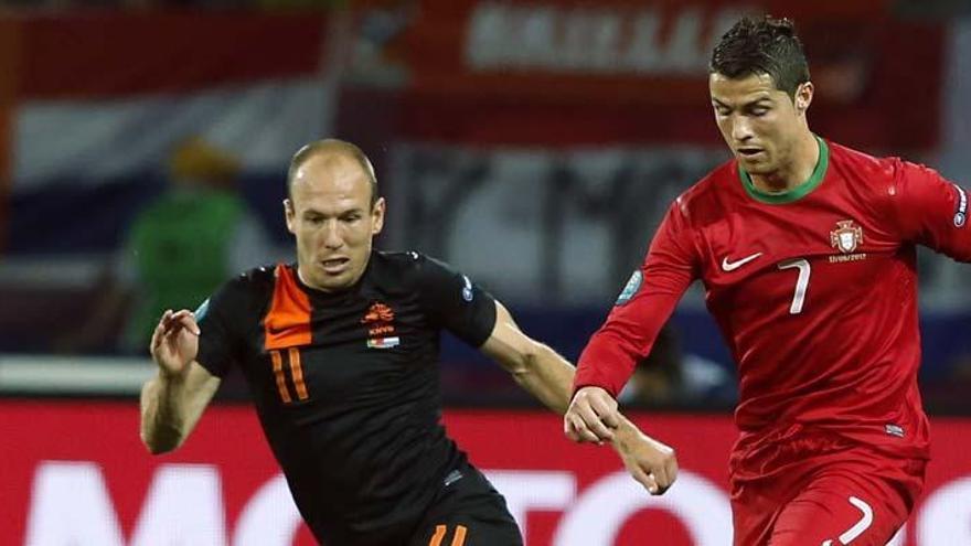 Ronaldo trata de desembarazarse de Robben.