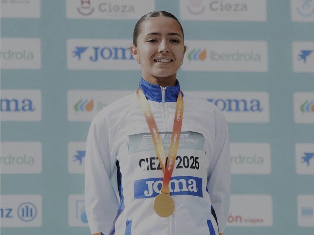 Ana González, en el podio con la medalla de oro. | ED