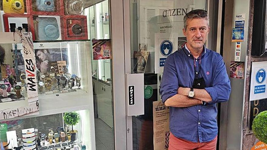 Ignasi García, en la tienda de fotografía. | BIEL CAPÓ