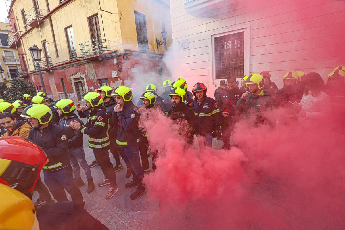 Protesta de los bomberos ante el pleno del Consell contra la Unidad ...