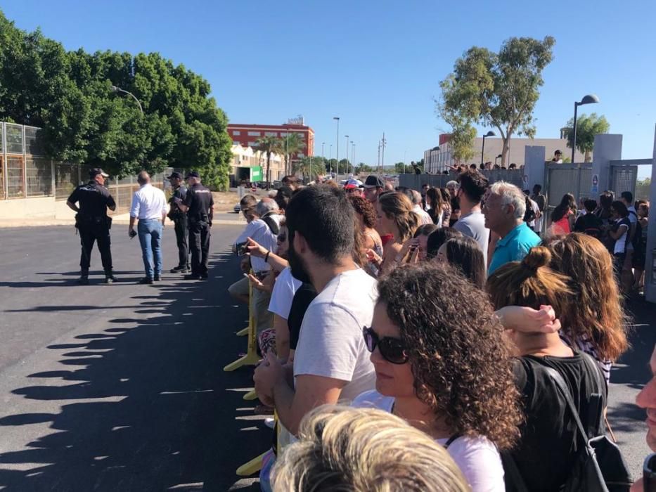 Gran expectación a las puertas del centro