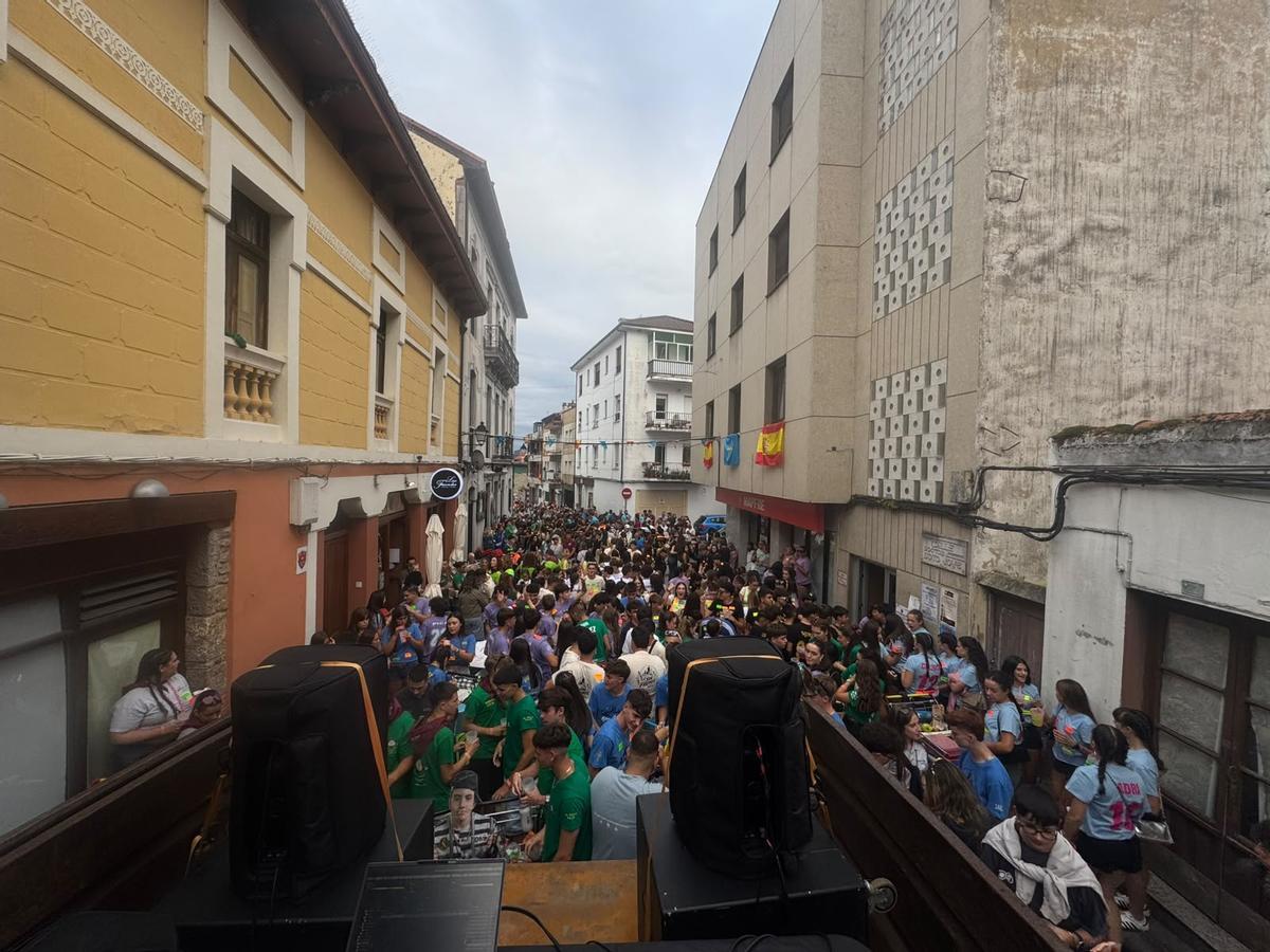 Ambiente en el desfile de peñas de Salas.