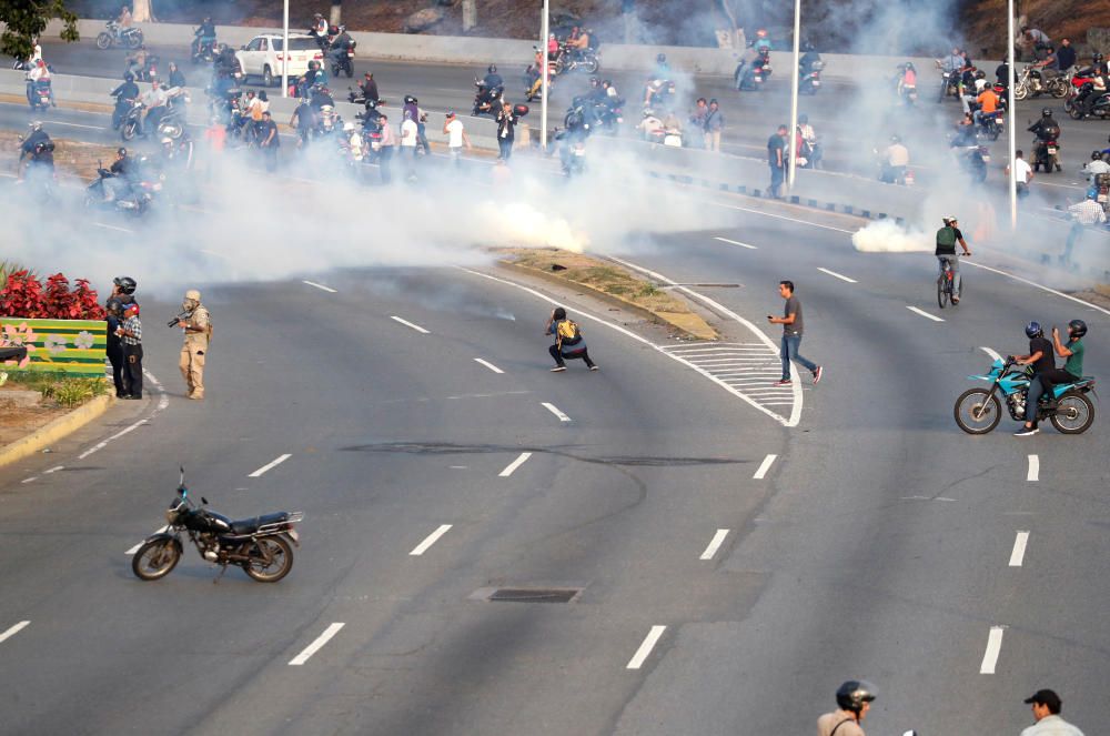 People react to tear gas near the Generalisimo ...