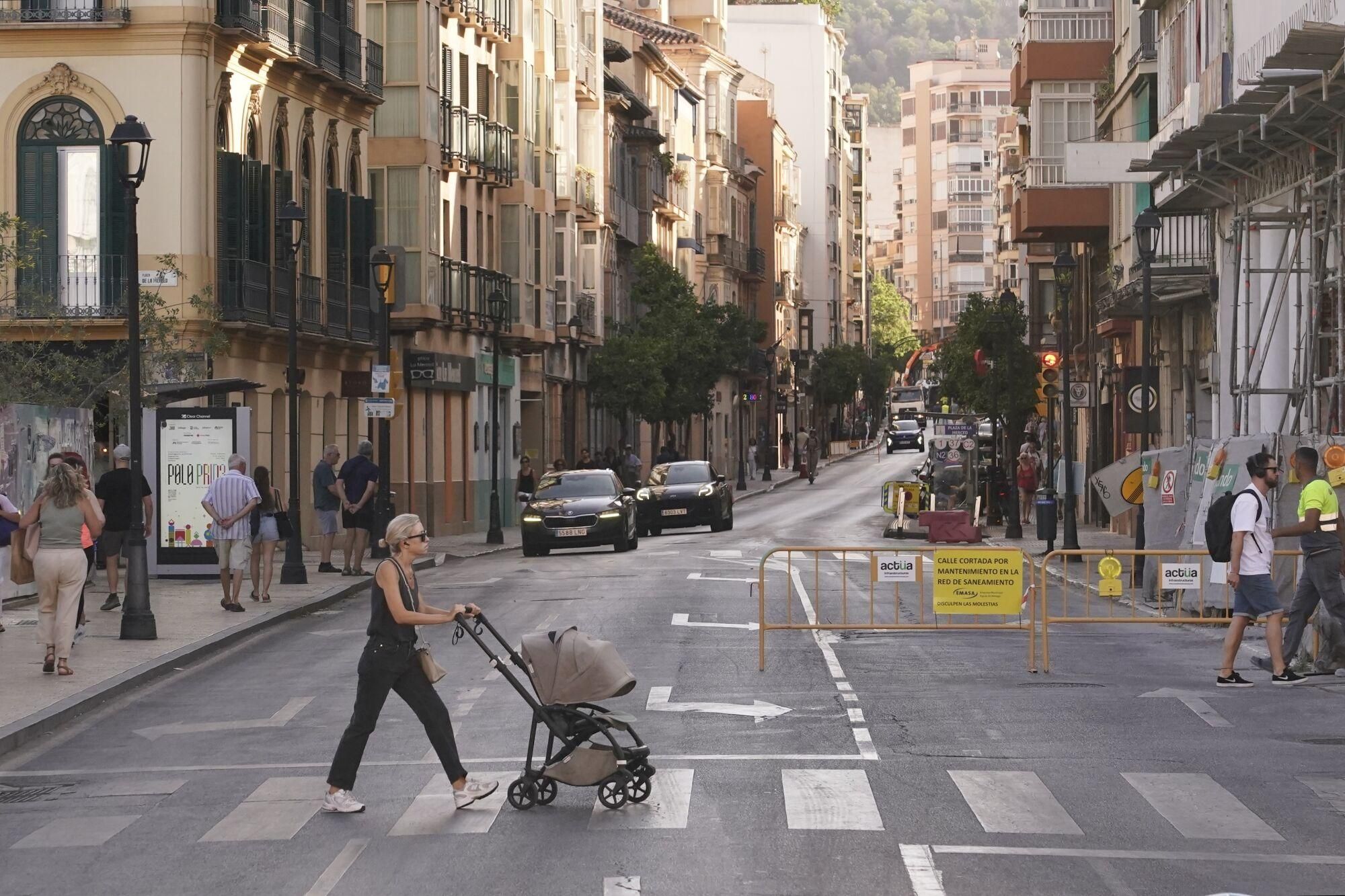 Vista de la calle de la Victoria, que permanecerá cerrada por mantenimiento en la red de saneamiento