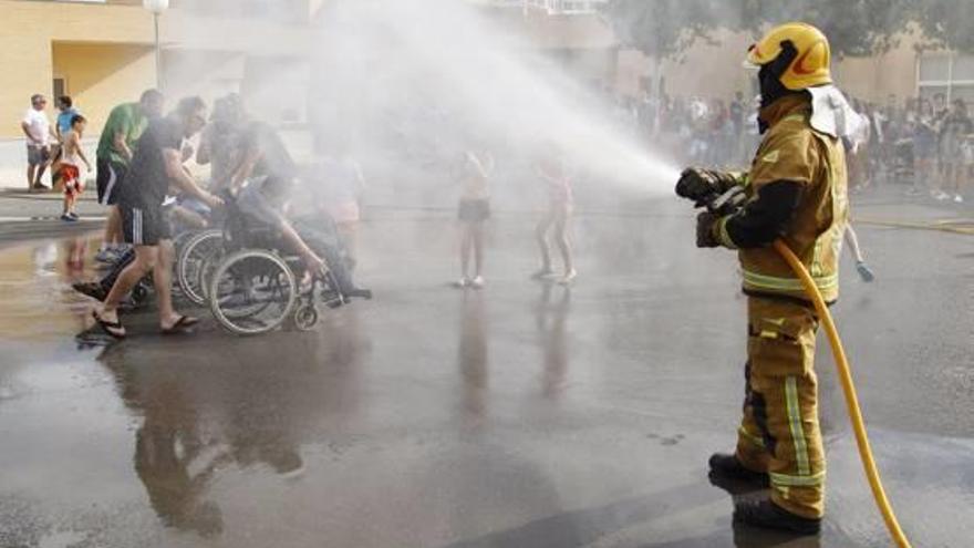 Los bomberos en la cremà del Centro Infanta Elena de paralíticos cerebrales.