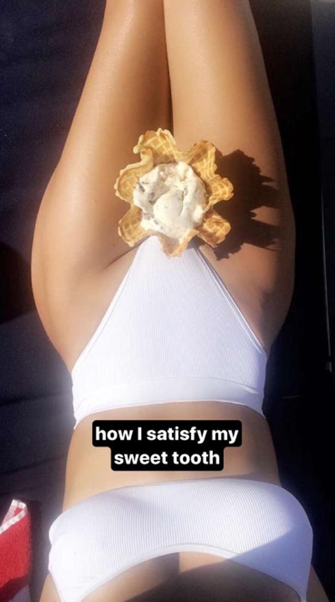 Kourtney Kardashian con helado en el bikini