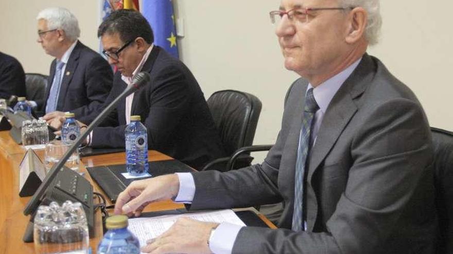 Fernando Suanzes, en primer plano, ayer, en el Parlamento gallego.