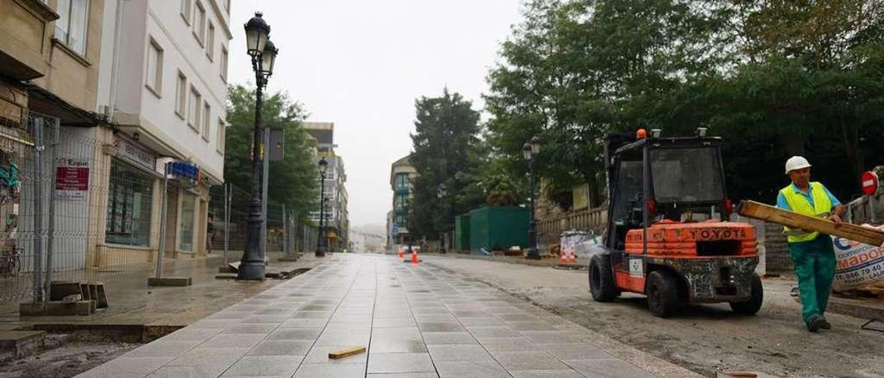 La empresa tenía ayer casi acabada la colocación de las losetas en una parte de la calzada. // Bernabé