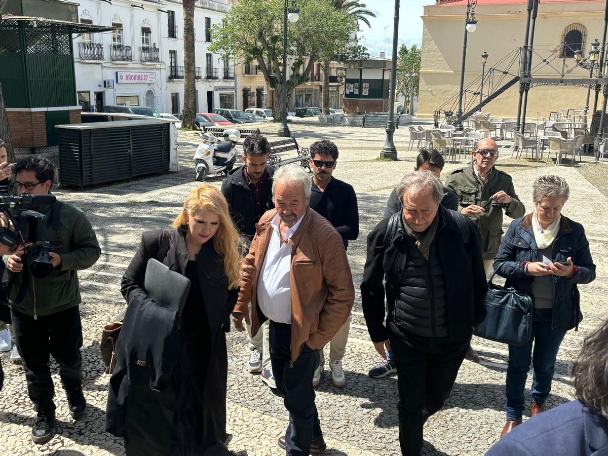 La familia Meneses Cadenas tras declarar ante el juez.