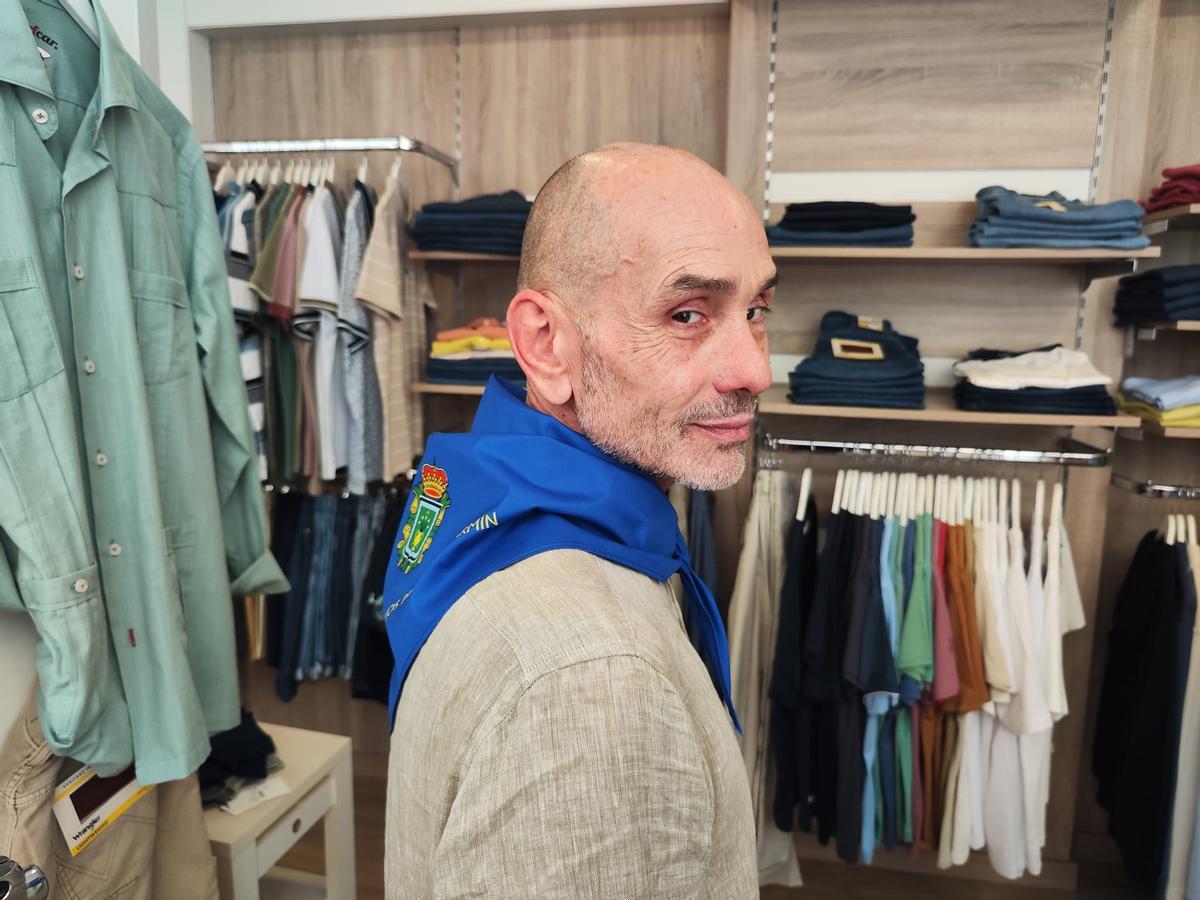 Javier Rodríguez, con el pañuelo azul de las fiestas de la Pola.