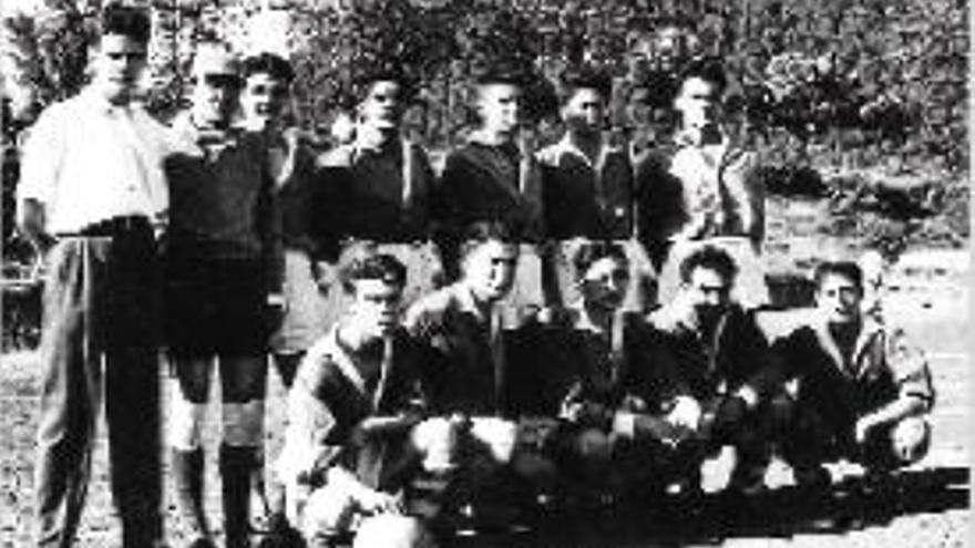 Foto històrica de l&#039;equip en un dels seus primers partits disputats