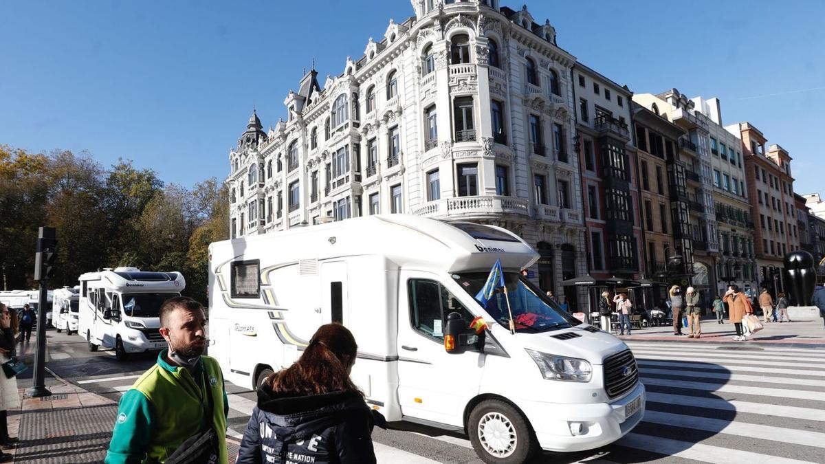 Las autocaravanas pasan por el centro de Oviedo, junto a la plaza de la Escandalera. | Luisma Murias