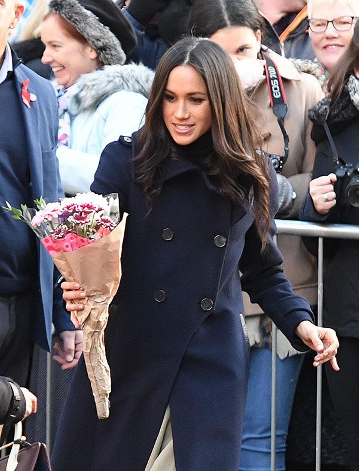 Prince Harry y Meghan Markle, con flores y bolso español en Nottingham