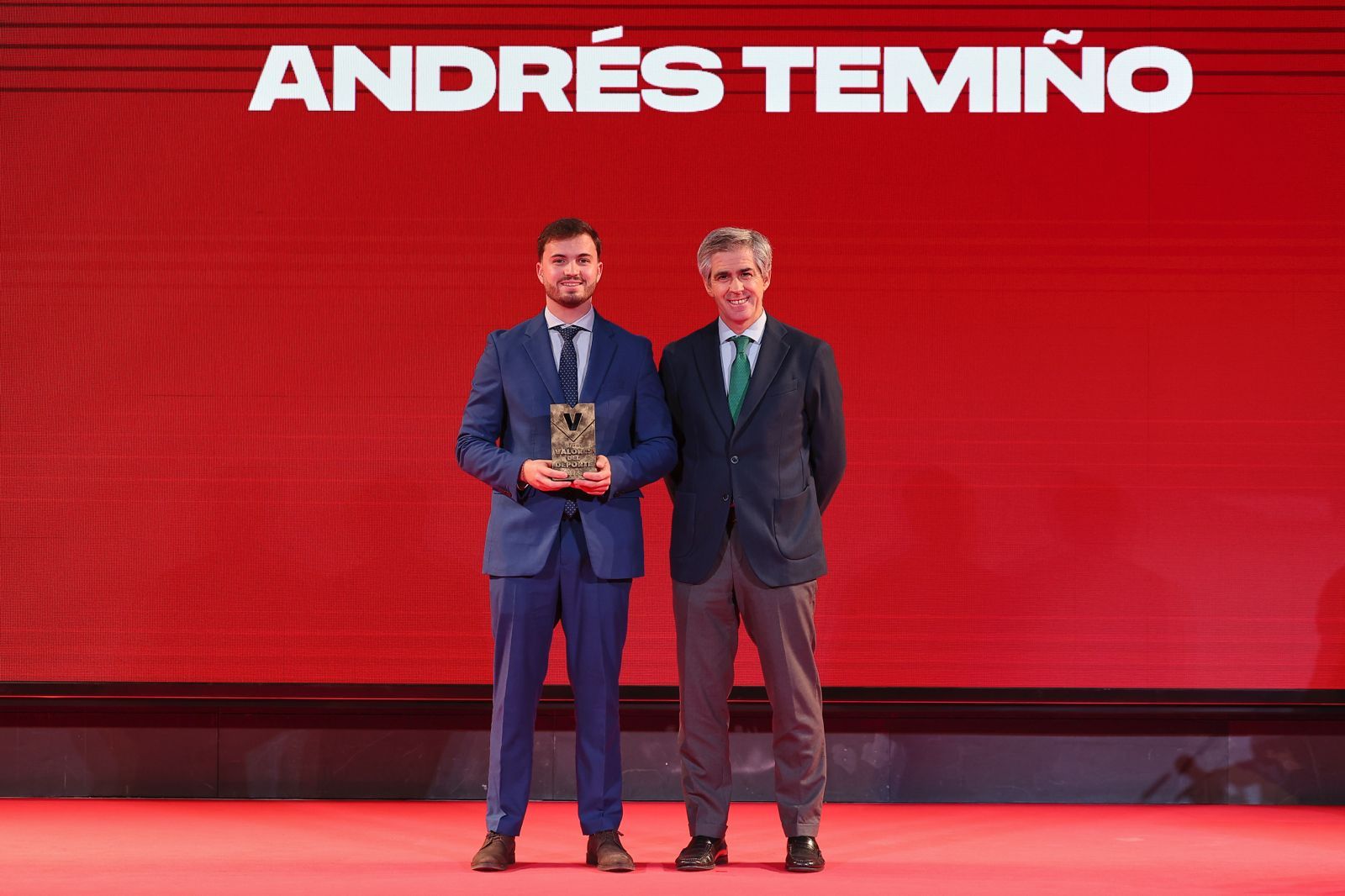 Andrés Temiño con el premio que le entregó Rafael Fernández de Alarcón, Director de Marketing Global de Telefónica