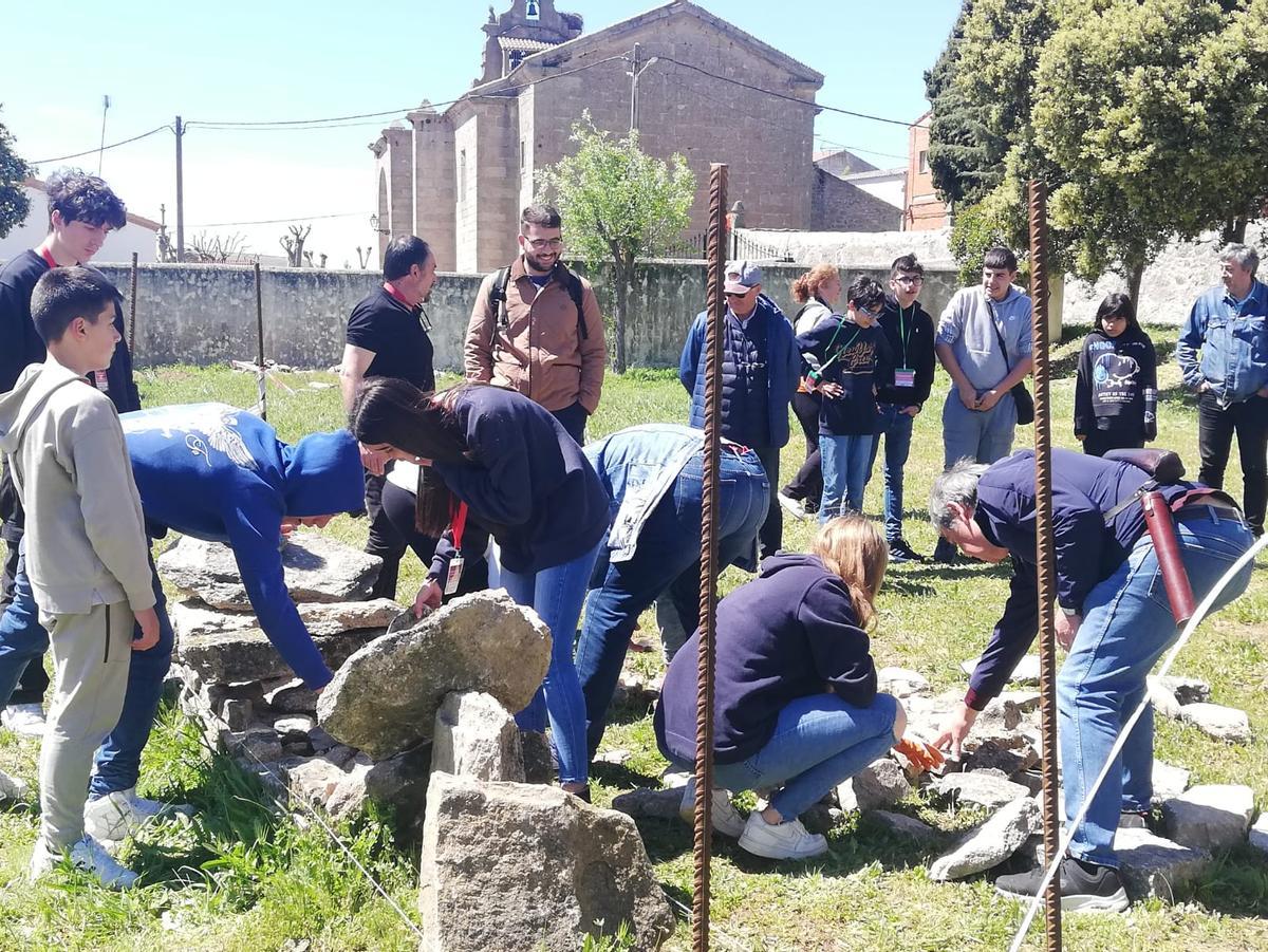 Un grupo de estudiantes de la USAL trabajan sobre el terreno.