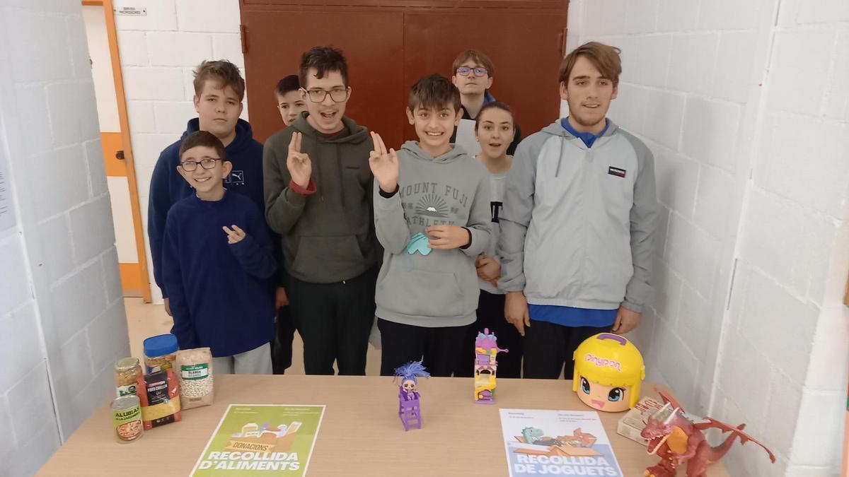 Stand de recogida de alimentos y juguetes.