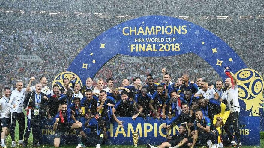 La selección francesa posa sobre el césped tras recibir el trofeo de campeones. // Efe