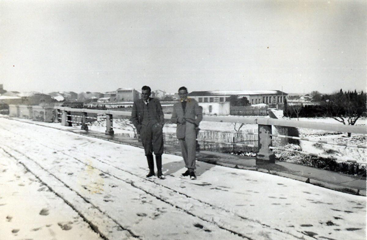 Dos hombres en Sant Pere Pescador (Catalunya), en febrero de 1956