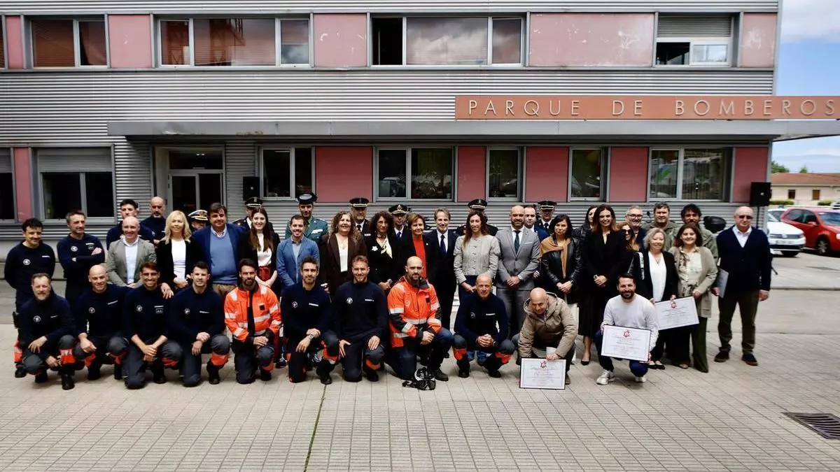 Distinciones, ofrendas florales y rescates en altura: los bomberos de Gijón celebran el día de su patrón internacional