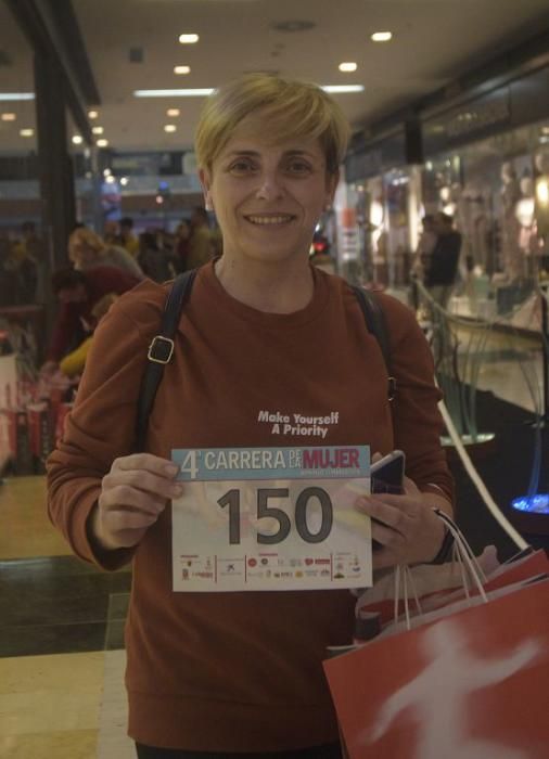 Recogida de dorsales en el Thader para la IV Carrera de la Mujer