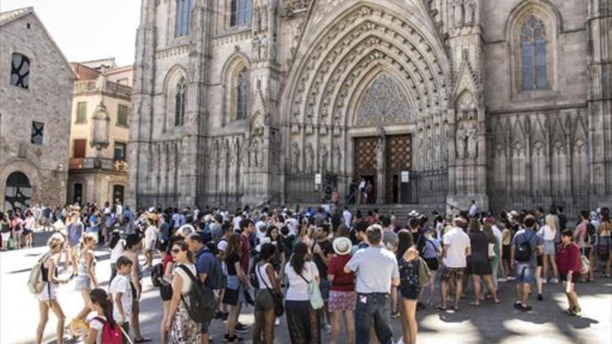 Una multitud de turistas se concentra ante la Catedral de Barcelona, ayer.