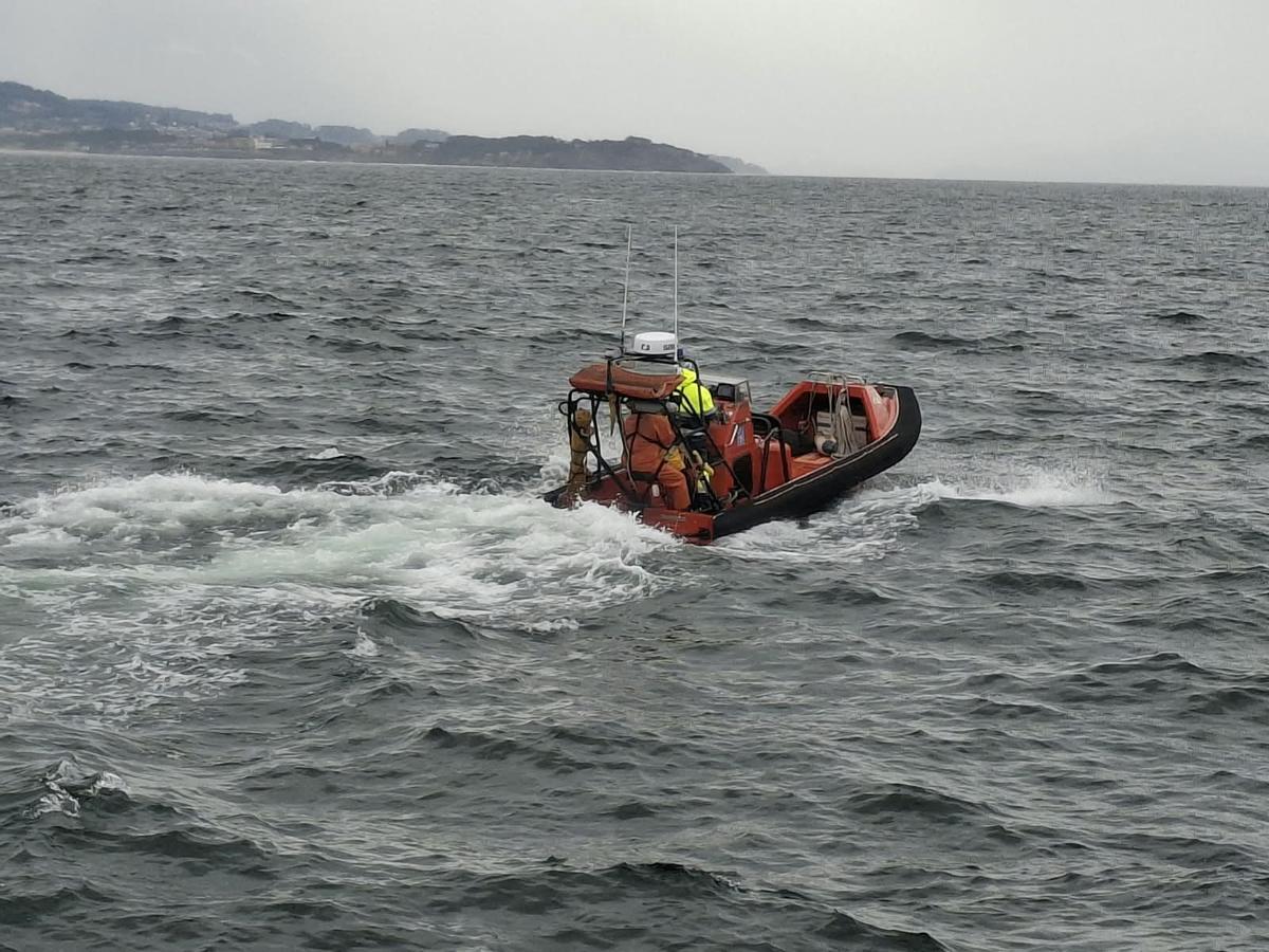La lancha auxiliar del «Sebastián Ocampo», con la herida a bordo, rumbo a Bueu.