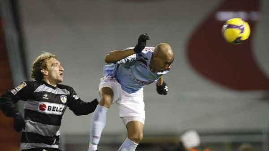 Dinei remata a puerta en el partido de ida disputado ante la Real Sociedad en Balaidos