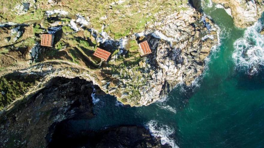 Molinos de la Ribeira (Malpica). Este conjunto de molinos de río de planta rectangular, que se adaptan a la pendiente descendiente del acantilado, aprovechan el flujo de un riachuelo que desemboca en una cascada que cae directamente al mar para obtener energía.  | DAVID GARCÍA-LOUZAO