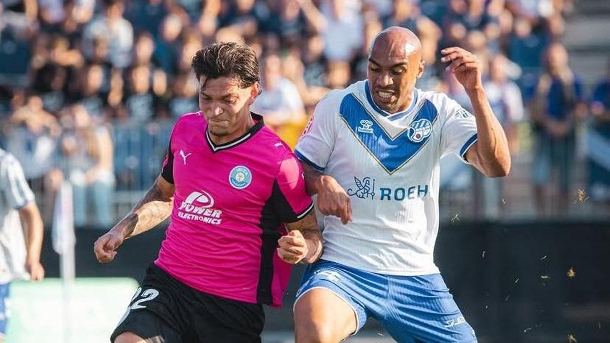 Arnau Solà disputa el esférico ante Jay.