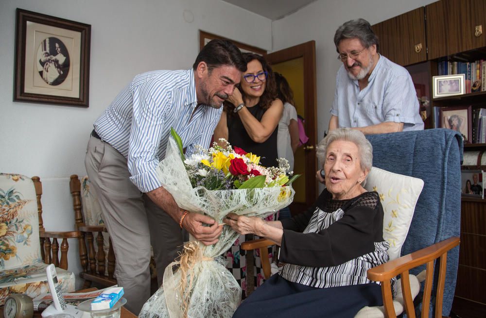 El alcalde Luis Barcala entrega un ramo de flores a Magdalena Oca Perez testigo del bombardeo del Mercado Central de Alicante en 1938 que cumple 100 años