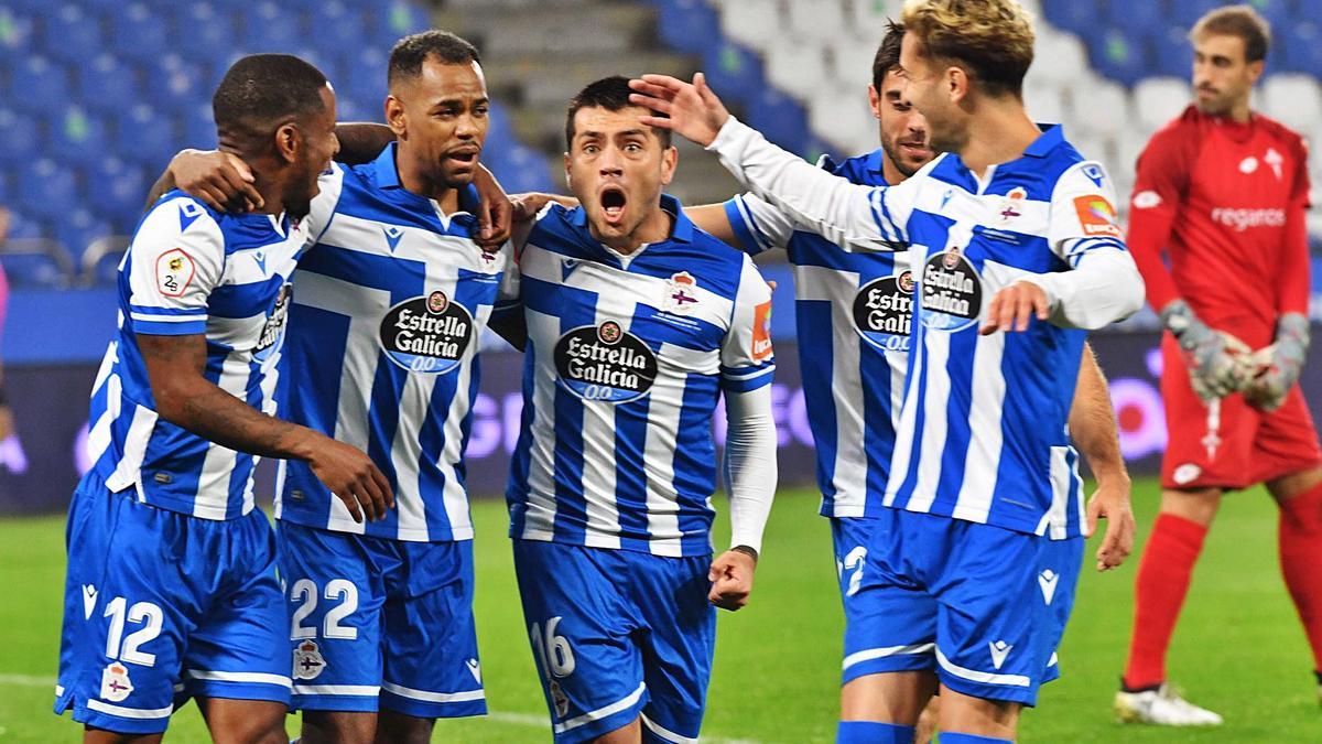 Los jugadores deportivistas celebran el gol de Diego Rolan contra el Racing de Ferrol. |  // VÍCTOR ECHAVE