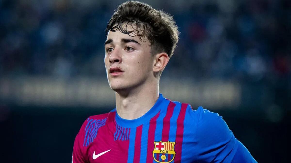 Gavi en un partido con el Barça