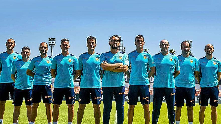 Cuerpo técnico del Valencia,
ayer, con Bordalás en 
el centro.  valencia cf