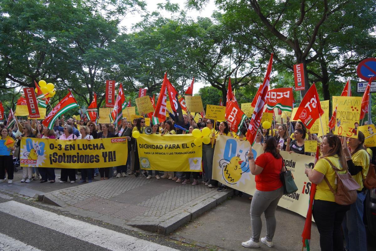 Centenares de trabajadoras claman a las puertas de la Delegación Territorial de Educación de la Junta de Andalucía por unas mejores condiciones laborales.