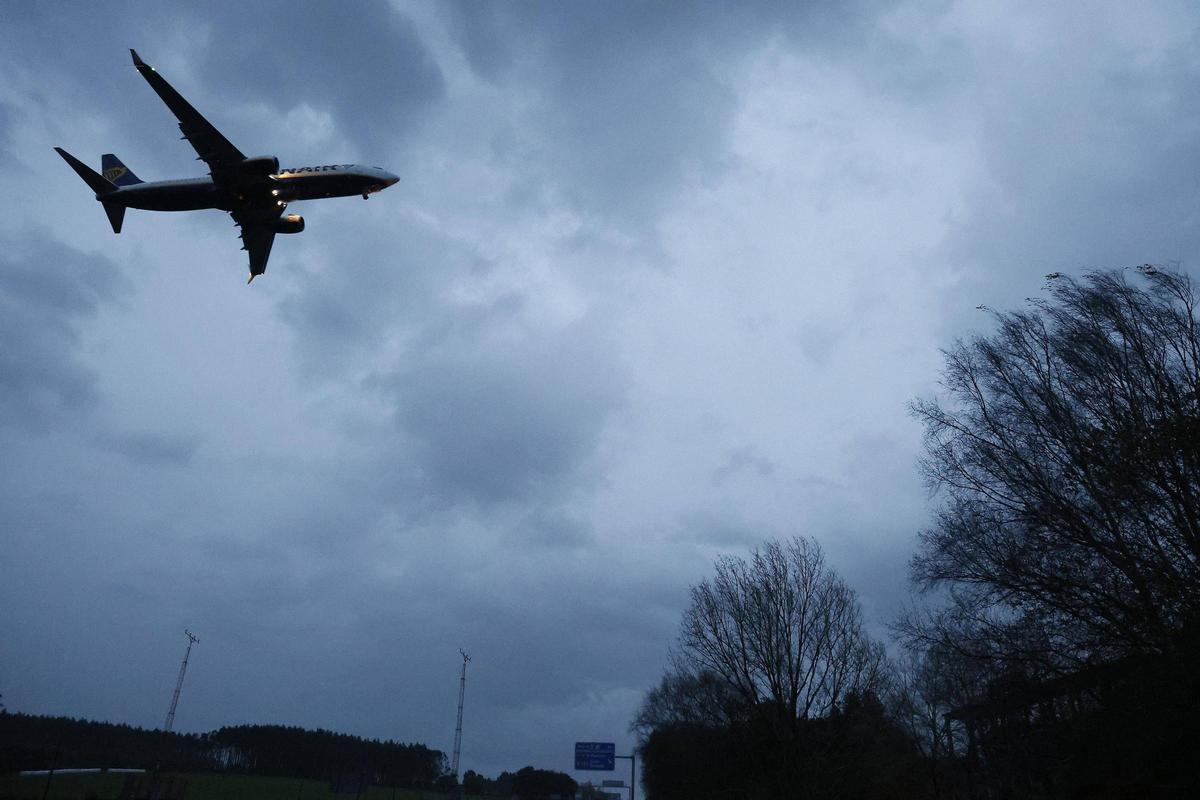 Un avión de Ryanair aproximándose al aeropuerto de Santiago