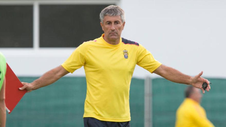 Quique Setién, durante un entrenamiento en Barranco Seco esta semana.