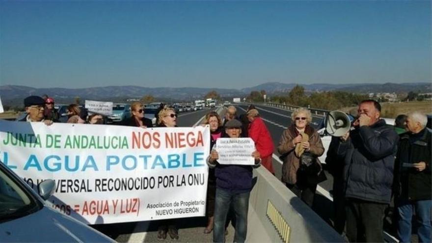 Manifestación de los parcelistas este martes para pedir luz y agua