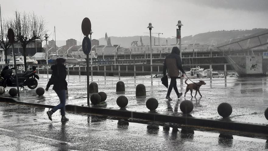 Una fuerte granizada sorprende a los viandantes en Gijón