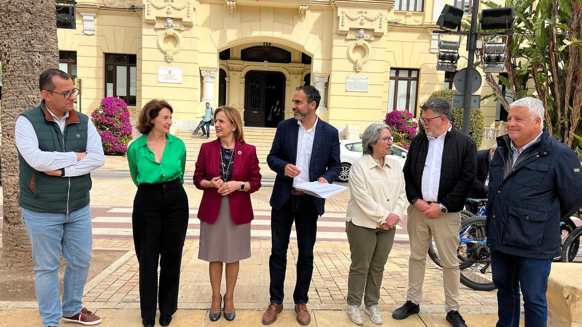 El portavoz del PSOE, Dani Pérez, acompañado por Rosa del Mar Rodríguez, Begoña Medina y otros concejales socialistas.