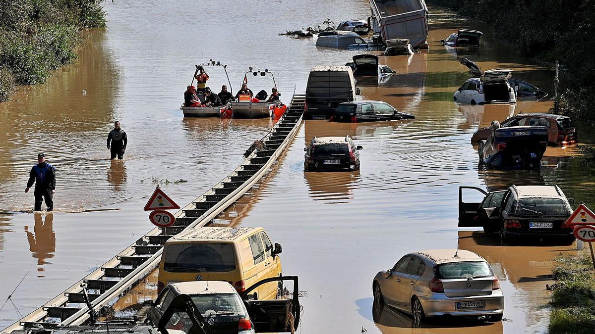 Coches abandonados y personal de socorro en una de las zonas más castigadas.