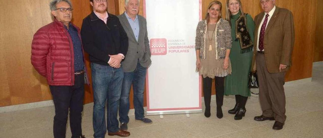 Autoridades y organizadores posan con el cartel de estas jornadas. // Noé Parga