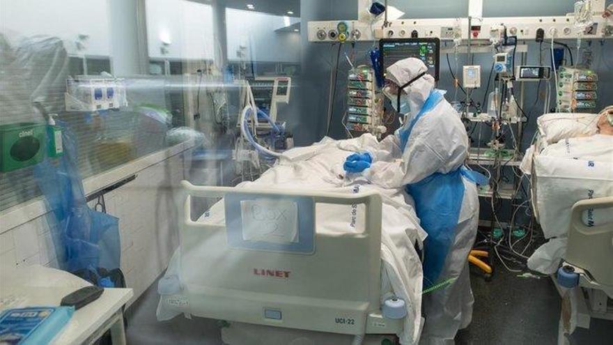 Andalucía roza los 5.000 hospitalizados por covid y alcanza los 705 pacientes en UCI