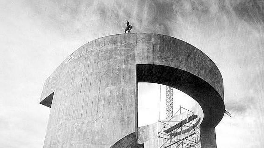 Eduardo Chillida, con el «Elogio del horizonte» detrás, en la fase final de su construcción.