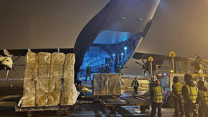 L&#039;exèrcit ja ha transportat 80 tones de material sanitari.