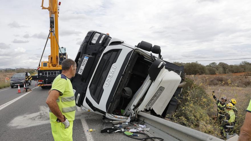 Tres trabajadores del servicio de retirada de basuras de Llucmajor han resultado heridos al volcar el camión
