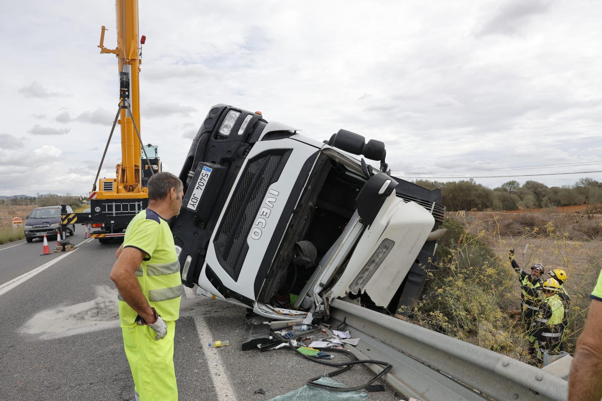 Tres trabajadores heridos al volcar un camión de basura en Llucmajor